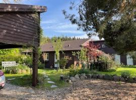 Charming idyllic wooden house: Pr&aelig;st&oslash; şehrinde bir kul&uuml;be
