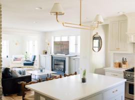 Luxury Lake Home With Dock, hotell i Albert Lea