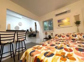 Tropical Paradise in Miracle Mile with Parking