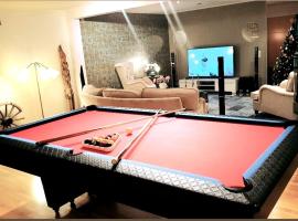 Modern townhouse in stockholm with swimming pool, hotel v destinaci Stockholm