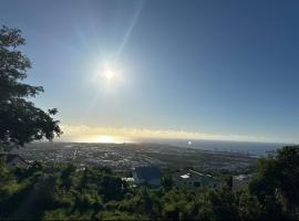 Chambre bonheur, hotel s parkirali&scaron;tem u gradu 'La Possession'