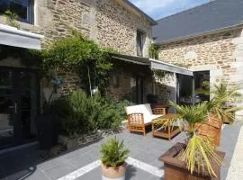 Maison de caractère à Corseul, jardin et piscine