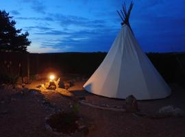 Best Tipi in Morayshire with Whisky Barrel Hot Tub, hótel í Coltfield