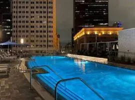 Snug 3BR HighRise with Pool, Spa & Rooftop Views