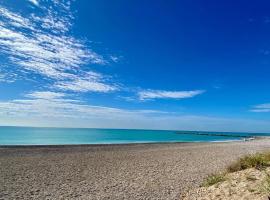 3 bedroom apartment with a terrace 50 steps from the Nules beach, hotel en Mascarell