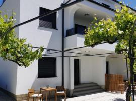 Apartment & Room Aleksandra, hotel with parking in Rab