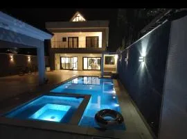 Suítes em casa moderna com piscina - Ilha de Guaratiba RJ