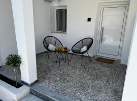 Massalia Suites Studio Delphini, hotel in Agios Stefanos