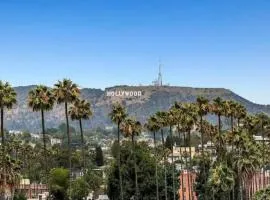 Modern Escape in Hollywood with Rooftop & City Views