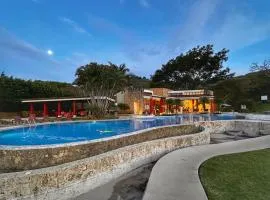 CR MARIPOSA RENTALS Mountain view near pool