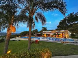 CR MARIPOSA RENTALS Lakeview PENTHOUSE with office space, pool, gym, tennis, golfový hotel v destinaci Santa Ana