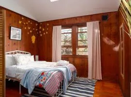 Charming Garden Cottage & Walk to UC & BART & Parking