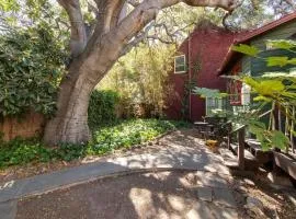 Charming Garden Cottage & Walk to UC & BART & Parking