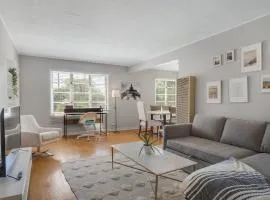Modern Abode 2BD with Garden and Garage