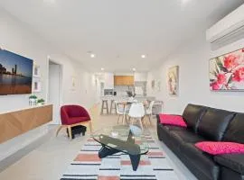 Stylish 2-Bed Townhouse with Balcony