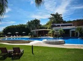 Apartamento en condominio Avalon Country Club,Santa Ana, 4 personas, terraza, restaurante, piscina, tenis,ideal para mascotas
