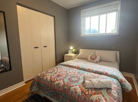 Cozy Stay, Self Check-In with Parking available upon request, hotel in Toronto