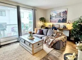 Stylish Downtown Condo nr Rogers Place l Full Kitchen, Balcony, Pool & Gym