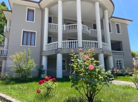 Villa Baqs in Racha, hotell sihtkohas Ambrolauri