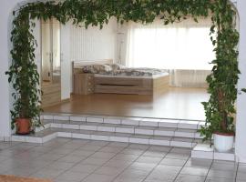 Ferienwohnungen Angela - Ruhe, Komfort und Erholung im Grünen, Hotel in Bad Marienberg