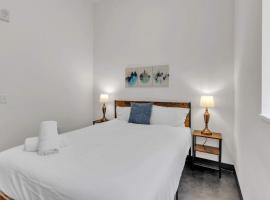 CozySuites Modern 1BR in Downtown Pitts #21，位于匹兹堡的酒店