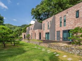 Gapyeong Pension The Q24 Spa N Pool Villa, hotel v destinaci Kail-li