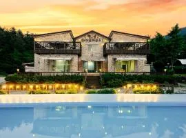 Sokcho White House Swimming Pool Pension