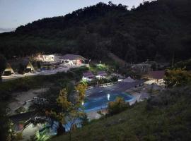 JAMMS Mountain Resort, hotel di Tantangan