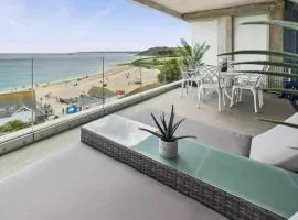 Luxury 3-bed apartment, with direct beach access, free parking & sea views !