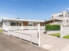Peaceful Oasis near the Beach and Mount Mainstreet Shopping Centre