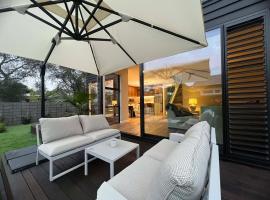 Brand-New Luxury 5 bedroom house in Epsom, hotel with hot tubs in Auckland