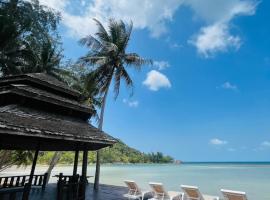 Wooden villa in resort with pool, 100m from the beach, Hotel in Strand Mae Haad