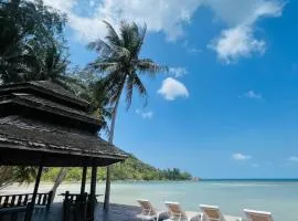 Wooden villa in resort with pool, 100m from the beach