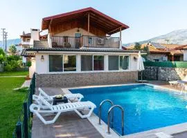 Villa Moon - Tranquil 3BR Villa with Private Pool