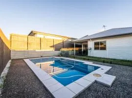 Little Hampton Retreat - Spacious 4 Bedroom 2 Bathroom House w Pool in Ripley