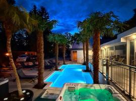 Kinizsi Udvar Apartmanház: Balatonboglár şehrinde bir otel