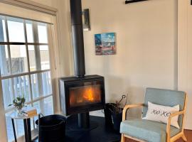 Coastal Sanctuary, Pet Firendly with Fireplace, wood provided Just 50m to Kilcunda Beach and 100m to the Ocean View Hotel The Sticks and Copper Door Kitchen Accessibility Friendly, ξενοδοχείο σε Kilcunda
