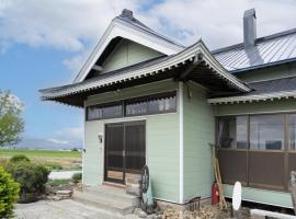 スキー場まで15分ー最大10人ーお餅つきー流しそうめんー花火ー五右衛門風呂ー心と身体が元気になる古民家民泊ーオモテナシロッジ悠遊, hotel in Nakafurano