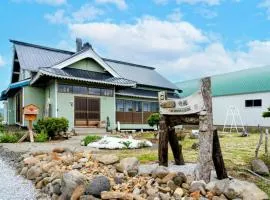 ラベンダー畑まで5分ー最大10人ーお餅つきー流しそうめんー花火ー五右衛門風呂ー心と身体が元気になる古民家民泊ーオモテナシロッジ悠遊
