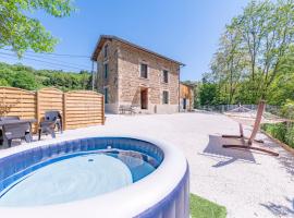 Le Gîte de la Passerelle - avec jacuzzi, hotel in Saint-Clair-sur-Galaure