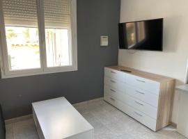 Appart 2 pièces, hotel v destinaci Canaules-et-Argentières