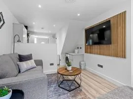 Old Styne Cottage - 2 min to Station - Free Parking - Courtyard