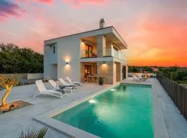 Villa AMARIS with private heated pool