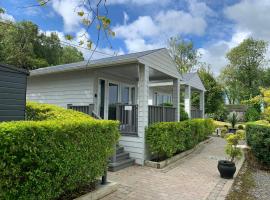 The Boatyard Glamping Lodges-Fairline Lodge, glamping in Kinawley