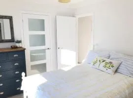 2 Bedroom Golden Triangle Apartment with Parking