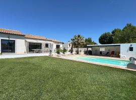 Villa Palmiera with pool, Alpilles, Provence, hotel v destinaci Maillane