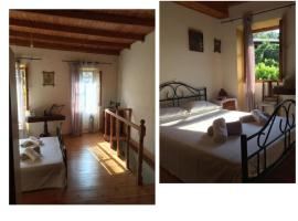 Country traditional house in Corfu village, Greece, casa de campo em Sinar&aacute;des