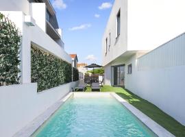 Villa Piscina Privada 3 Quartos 8 Hóspedes, Hotel in Fernão Ferro