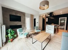 Sunlit luxurious flat at pagrati!