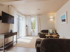 NEU "Rügen Resørt Sagard" großzügige, gemütliche Doppelhaushälfte "Finn" mit Terrasse, hotel en Sagard